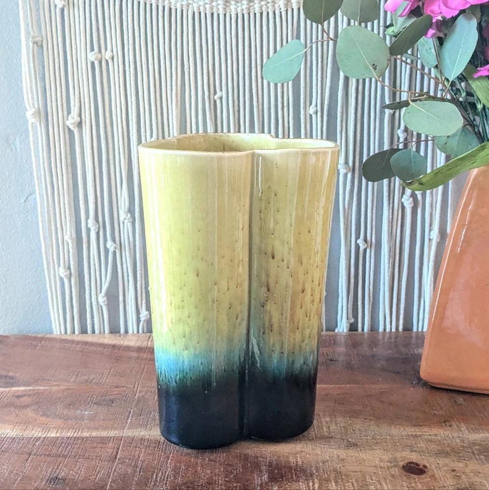 Hull Pottery 110  Yellow Green Ombré 3 Lobed MCM 9